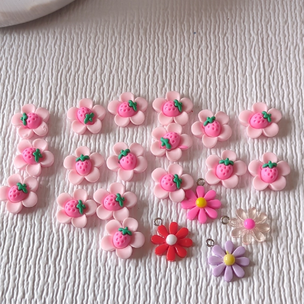 💚4/$10💚M28 Pink Strawberry Flower Charms - Cute Polymer